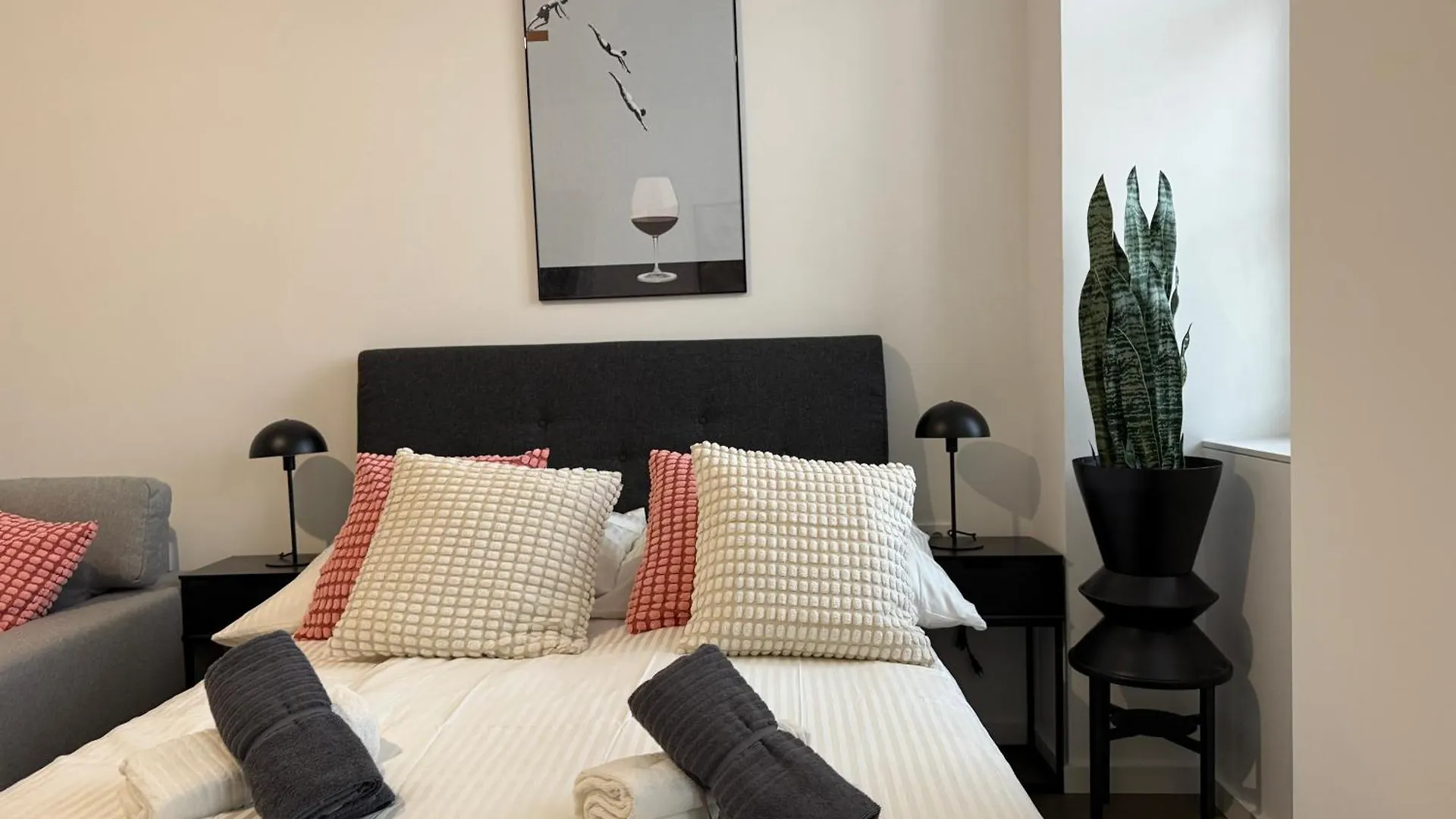 Central Renovated Apartment contacts